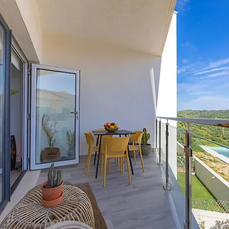 Centric, Terrace & Pool - Fiberglass Wifi 아파트