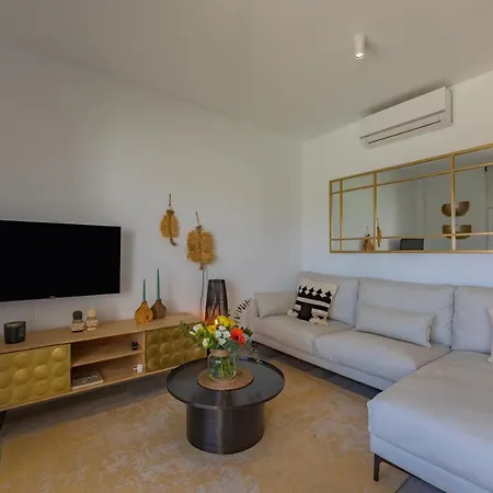 Centric, Terrace & Pool - Fiberglass Wifi Apartment *