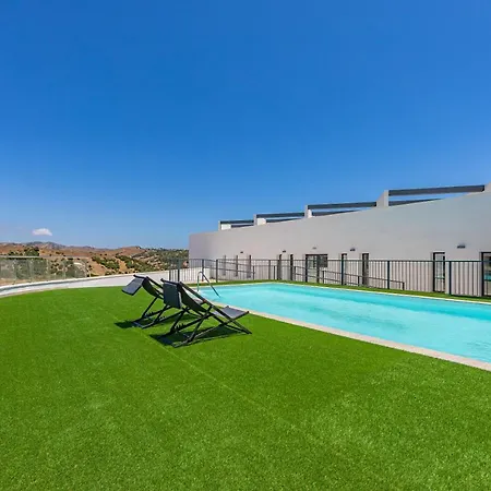 Centric, Terrace & Pool - Fiberglass Wifi Apartment