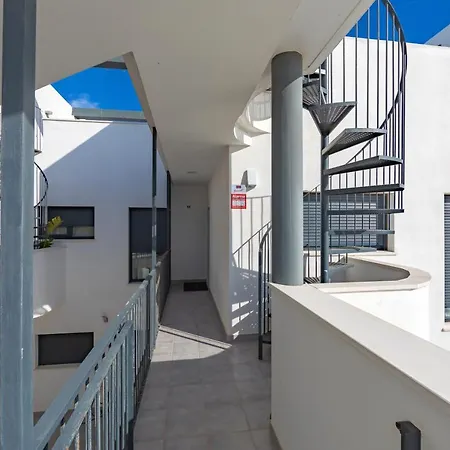 Centric, Terrace & Pool - Fiberglass Wifi